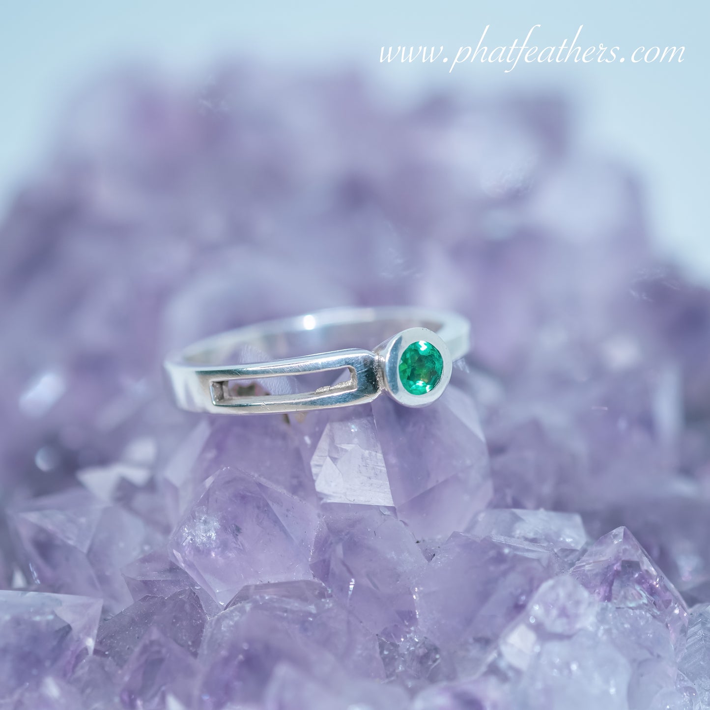 Intricate Emerald Silver Band Size K