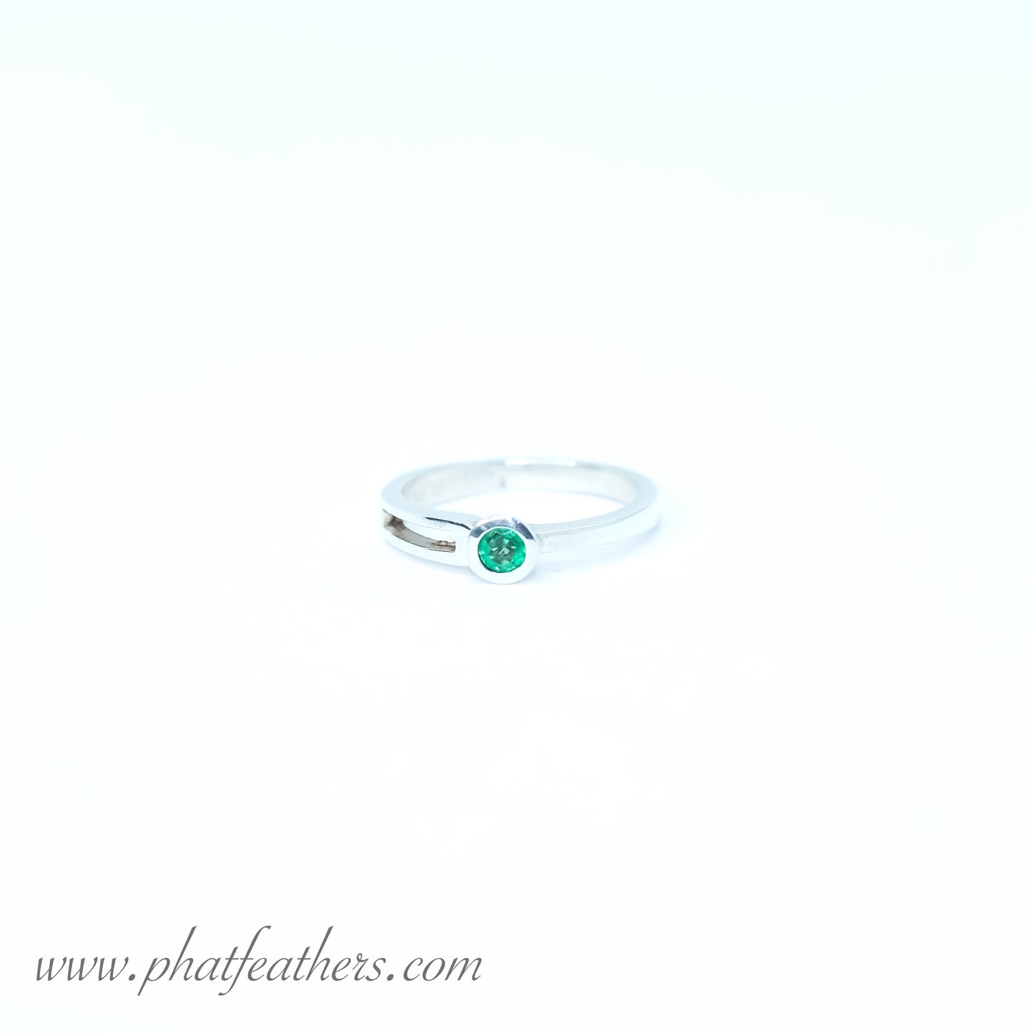 Intricate Emerald Silver Band Size K